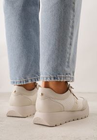 Renee - Beżowe Sneakersy na Platformie z Wkładką ze Skóry Naturalnej i Napisam Haidena. Okazja: na co dzień. Zapięcie: sznurówki. Kolor: beżowy. Materiał: skóra. Wzór: napisy. Obcas: na platformie #8