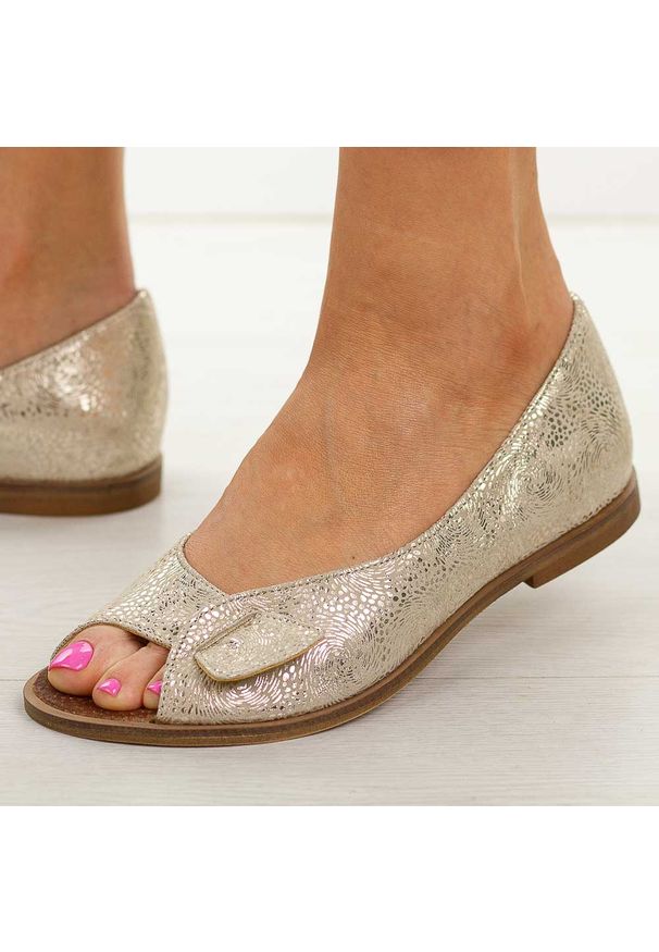 DEONI - Złote n11 skórzane płaskie Polskie sandały damskie Deoni D489. Okazja: na co dzień, na spacer. Kolor: złoty. Materiał: skóra. Sezon: wiosna, lato. Styl: casual, klasyczny, elegancki