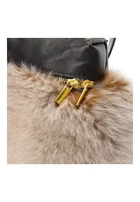 Beżowa Elegancka Torebka Luka-Pelli Plecaczek Z Naturalnym Futrem Z Lisa. Kolor: beżowy. Wzór: paski. Materiał: futrzane. Styl: elegancki. Rodzaj torebki: na ramię #7