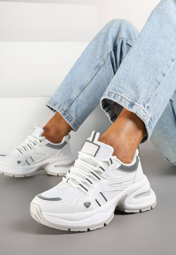 Renee - Białe Sneakersy na Platformie z Geometrycznym Motywem Nyramia. Okazja: na co dzień. Kolor: biały. Materiał: jeans. Wzór: geometria. Obcas: na platformie