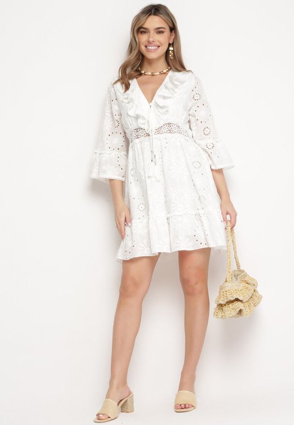 Born2be - Biała Bawełniana Sukienka Mini z Haftowanej Tkaniny z Koronką Telvia. Kolor: biały. Materiał: tkanina, koronka, bawełna. Wzór: haft, koronka. Długość: mini