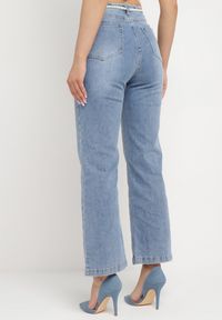 Born2be - Jasnoniebieskie Jeansy Dzwony z Odpinanym Paseczkiem Ozdobionym Perełkami Avnicca. Okazja: na co dzień. Kolor: niebieski. Wzór: aplikacja. Styl: elegancki, casual #5