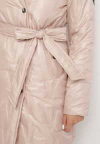 Born2be - Złoto-Różowa Kurtka z Pikowanymi Przeszyciami Kapturem i Wiązanym Paskiem Erlexie. Okazja: na spacer, na co dzień, na spotkanie biznesowe, do pracy. Kolor: złoty. Materiał: dzianina, jeans. Styl: casual, klasyczny, biznesowy #3