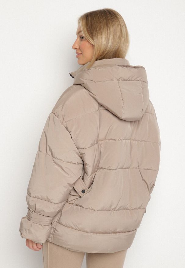 Born2be - Beżowa Pikowana Kurtka Oversize z Kapturem i Paskami przy Rękawach Unitessa. Okazja: na co dzień, na spacer. Typ kołnierza: kaptur. Kolor: beżowy. Materiał: jeans. Wzór: paski. Styl: casual