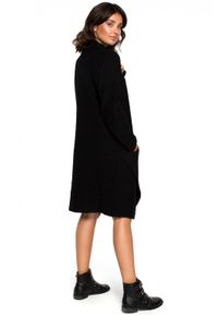 BE - Dzianinowa sukienka oversize trapezowa z asymetrycznym dołem czarna. Kolor: czarny. Materiał: dzianina. Typ sukienki: trapezowe, oversize, asymetryczne