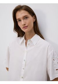 Reserved - Koszula z ażurowymi rękawami - biały. Kolor: biały. Materiał: bawełna. Wzór: ażurowy #1