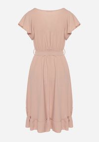 Born2be - Ciemnoróżowa Kopertowa Sukienka z Asymetrycznym Dołem Ozdobiona Falbanką z Paskiem w Talii Snidia. Okazja: na spacer, na co dzień. Kolor: różowy. Wzór: aplikacja. Sezon: lato. Typ sukienki: asymetryczne, kopertowe. Styl: klasyczny, casual, elegancki #5