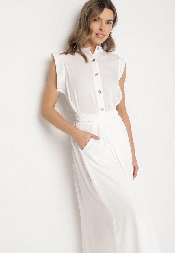 Born2be - Biała Sukienka Koszulowa o Rozkloszowanym Kroju z Wiązaniem w Pasie Mavirielle. Okazja: na co dzień. Typ kołnierza: dekolt w serek. Kolor: biały. Materiał: skóra. Długość rękawa: długi rękaw. Typ sukienki: koszulowe. Styl: casual, elegancki