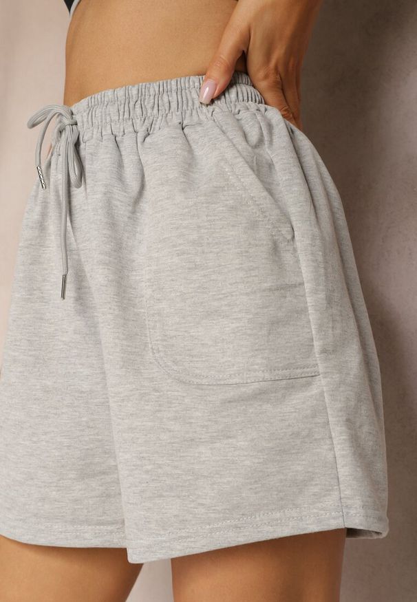 Renee - Jasnoszare Dresowe Szorty High Waist z Gumką w Talii Narefia. Okazja: na plażę. Stan: podwyższony. Kolor: szary. Materiał: dresówka. Wzór: ażurowy. Styl: elegancki