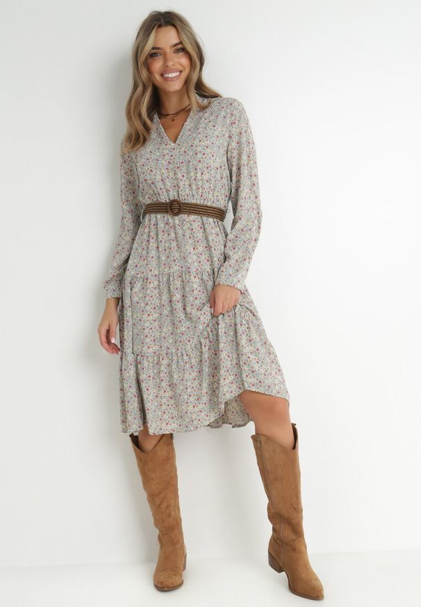 Born2be - Jasnoniebieska Sukienka Ampissa. Typ kołnierza: kołnierz z falbankami. Kolor: niebieski. Wzór: nadruk, aplikacja, kwiaty. Styl: klasyczny. Długość: midi