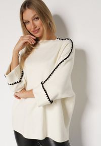 Born2be - Jasnobeżowy Sweter z Kontrastową Lamówką Tuselle. Okazja: na spotkanie biznesowe, do pracy. Kolor: beżowy. Materiał: jeans. Styl: biznesowy #4