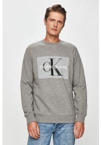 Calvin Klein Jeans - Bluza bawełniana. Okazja: na co dzień. Kolor: szary. Materiał: bawełna. Wzór: nadruk. Styl: casual