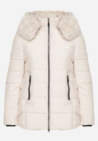 Born2be - Jasnobeżowa Pikowana Kurtka z Odpinanym Kapturem z Futerkiem Zinmora. Okazja: na co dzień. Kolor: beżowy. Materiał: futro. Długość rękawa: długi rękaw. Długość: długie. Sezon: zima. Styl: klasyczny, casual, elegancki #4