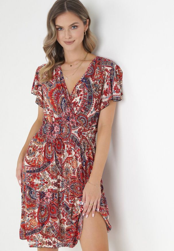 Born2be - Czerwona Kwiecista Sukienka Mini z Gumką w Talii i Krótkimi Rękawami Scillenne. Kolor: czerwony. Długość rękawa: krótki rękaw. Sezon: wiosna, lato. Typ sukienki: kopertowe. Długość: mini