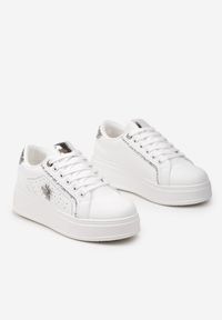 Renee - Białe Sneakersy z Ekoskóry na Platformie z Błyszczącymi Detalami i Zawieszką Anarmonia. Kolor: biały. Obcas: na platformie #6