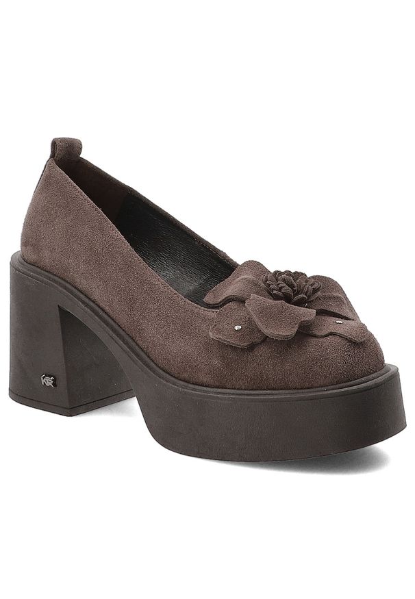 Brązowe Półbuty Karino Eleganckie Obuwie Damskie Na Obcasie. Okazja: na co dzień. Kolor: brązowy. Materiał: welur. Szerokość cholewki: normalna. Wzór: aplikacja, kwiaty. Obcas: na obcasie. Styl: elegancki. Wysokość obcasa: średni