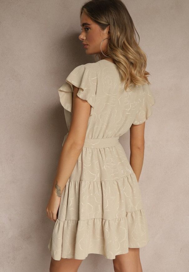 Renee - Beżowa Rozkloszowana Sukienka z Paskiem i Falbanami Lilarea. Okazja: na co dzień, na randkę. Kolor: beżowy. Typ sukienki: sportowe. Styl: casual, sportowy