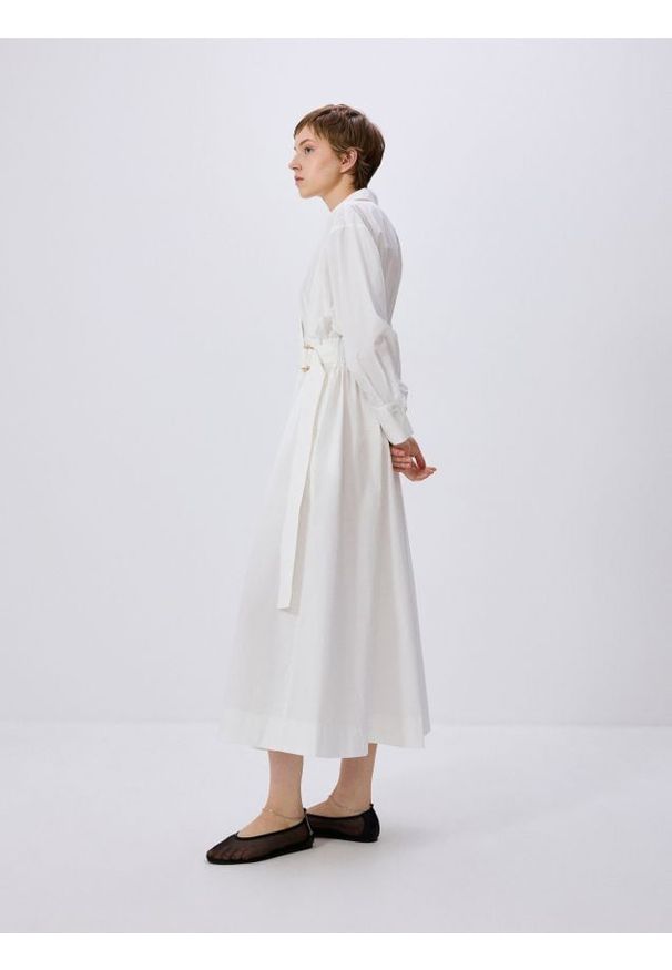 Reserved - Koszulowa sukienka z paskiem - biały. Kolor: biały. Materiał: bawełna. Typ sukienki: koszulowe