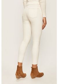 Desigual - Jeansy KASANDRA. Kolor: biały. Materiał: jeans. Wzór: gładki, haft #2