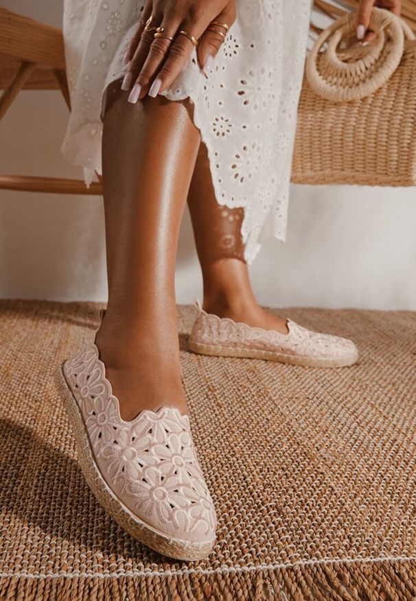 Born2be - Różowe Ażurowe Espadryle Vices w Kwiatowy Wzór z Plecionki Donavia. Okazja: na spacer, na co dzień. Kolor: różowy. Wzór: kwiaty, ażurowy. Sezon: lato, wiosna. Obcas: na obcasie. Styl: elegancki, casual. Wysokość obcasa: niski