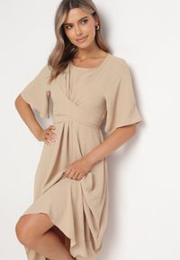 Born2be - Ciemnobeżowa Sukienka Maxi z Ozdobnym Wiązaniem i Gumką w Talii Myrcella. Kolor: beżowy. Długość: maxi #3