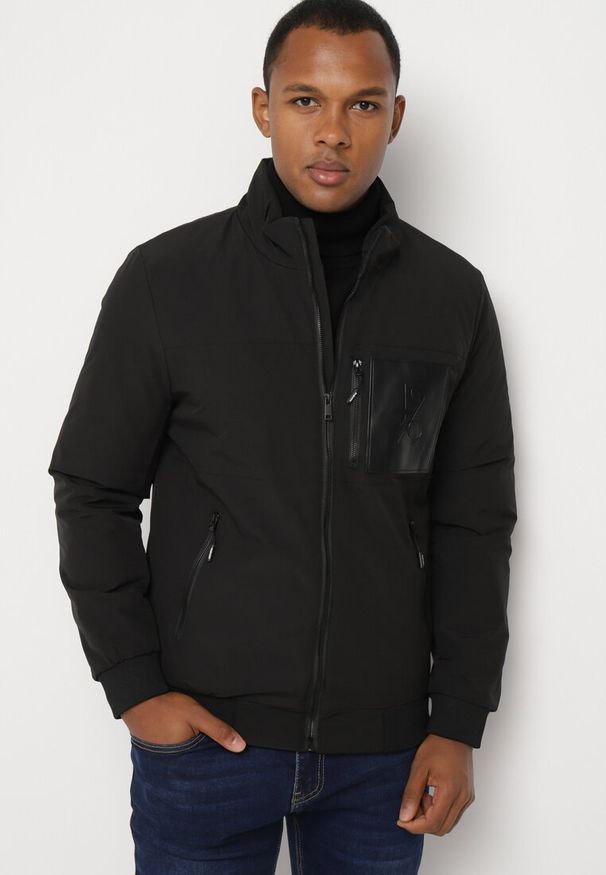 Born2be - Czarna Kurtka Przejściowa ze Ściągaczami Zapinana na Suwak Neveale. Okazja: na co dzień. Kolor: czarny. Materiał: materiał. Długość rękawa: długi rękaw. Długość: długie. Styl: casual, elegancki
