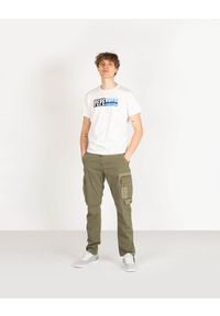 Pepe Jeans T-shirt "Gelu" | PM507757 | Gelu | Mężczyzna | Biały. Okazja: na co dzień. Kolor: biały. Materiał: bawełna. Wzór: aplikacja, nadruk. Styl: casual