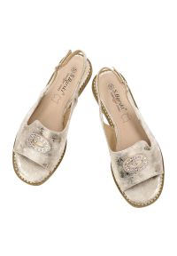 Sandały damskie S.Barski, cholewka ze skóry ekologicznej na płaskiej podeszwie, złote, KV61-6040. Okazja: na co dzień. Kolor: złoty. Materiał: skóra ekologiczna. Sezon: lato. Obcas: na płaskiej podeszwie. Styl: elegancki, casual, wizytowy #3