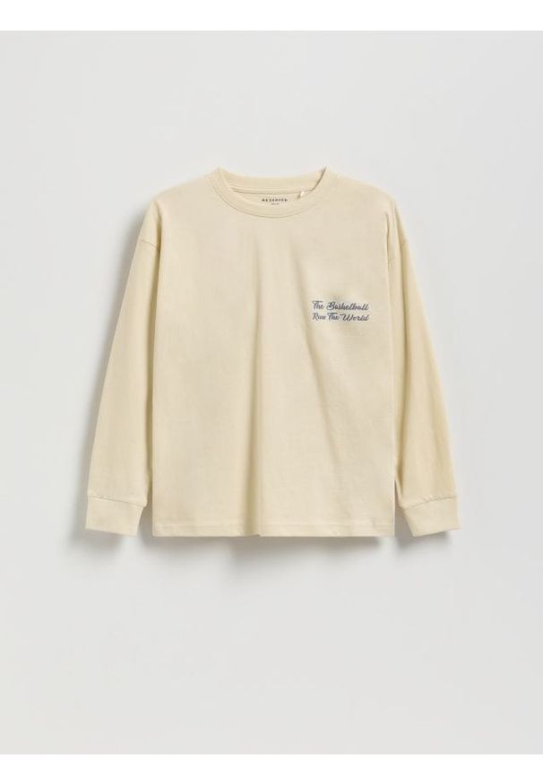 Reserved - Bawełniany longsleeve z nadrukiem - złamana biel. Materiał: bawełna. Długość rękawa: długi rękaw. Wzór: nadruk