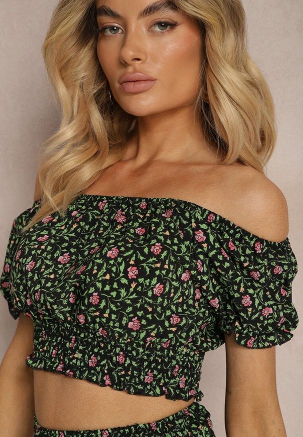 Renee - Czarno-Zielony Komplet w Kwiaty Bluzka Hiszpanka Spódnica z Falbankami i Gumką w Talii Ristelle. Kolor: czarny. Wzór: kwiaty