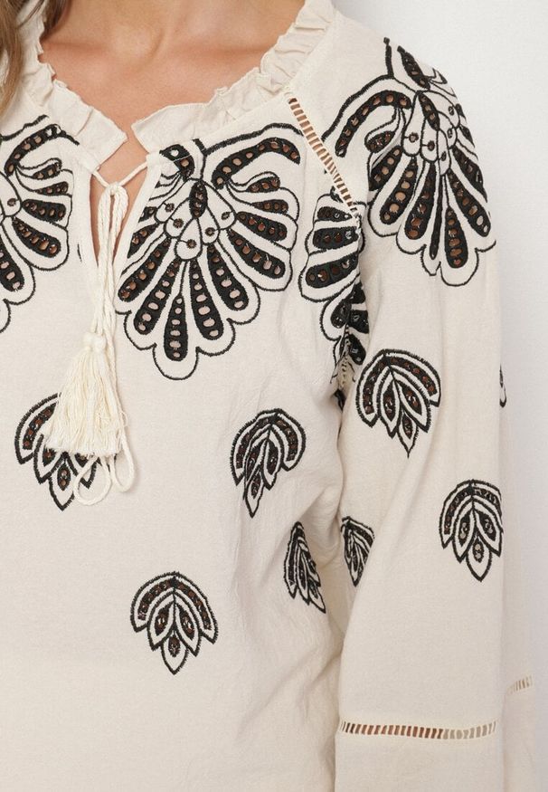 Born2be - Beżowa Bawełniana Bluzka ze Wzorem Boho Nilowena. Okazja: na co dzień. Kolor: beżowy. Materiał: bawełna. Wzór: aplikacja. Styl: boho