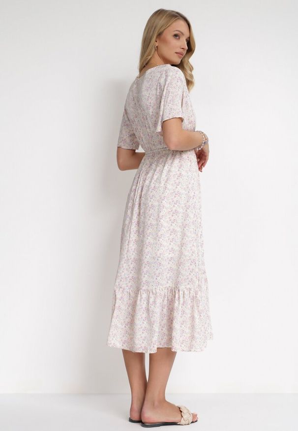 Born2be - Różowo-Jasnofioletowa Sukienka z Gumką w Pasie i Kopertowym Dekoltem z Falbankami Kyphine. Okazja: na ślub cywilny, na wesele. Typ kołnierza: kołnierz z falbankami. Kolor: fioletowy. Typ sukienki: kopertowe