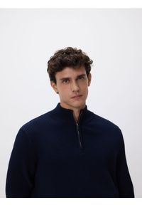 Reserved - Sweter z rozpinaną stójką - granatowy. Typ kołnierza: kołnierzyk stójkowy. Kolor: niebieski. Materiał: bawełna, dzianina
