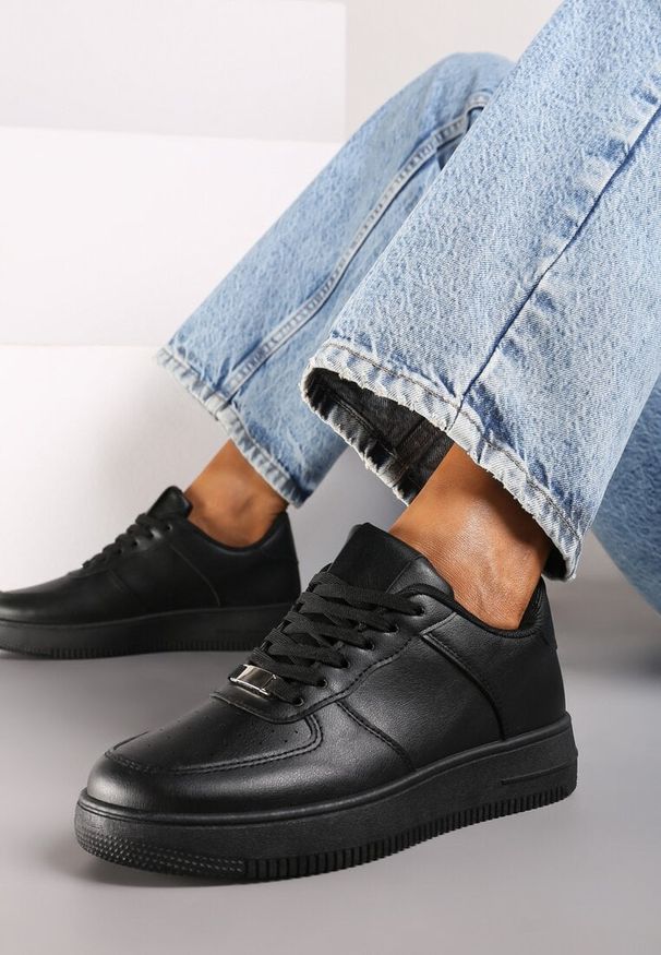 Born2be - Czarne Płaskie Klasyczne Sneakersy z Aplikacją na Sznurówkach Arstola. Okazja: na co dzień. Zapięcie: sznurówki. Kolor: czarny. Materiał: jeans. Wzór: aplikacja. Obcas: na obcasie. Wysokość obcasa: niski