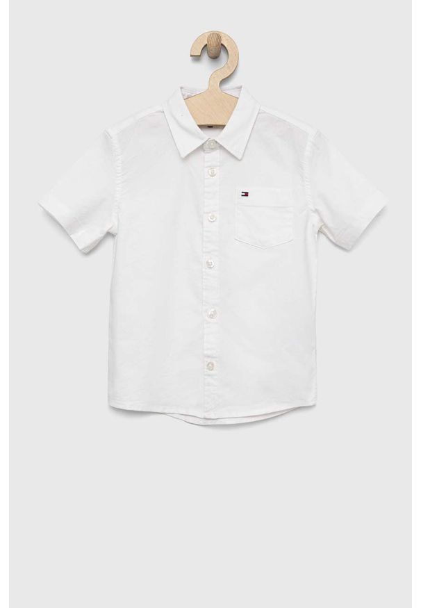 TOMMY HILFIGER - Tommy Hilfiger koszula dziecięca kolor biały. Typ kołnierza: kołnierzyk klasyczny. Kolor: biały. Materiał: tkanina, bawełna. Wzór: gładki. Styl: klasyczny