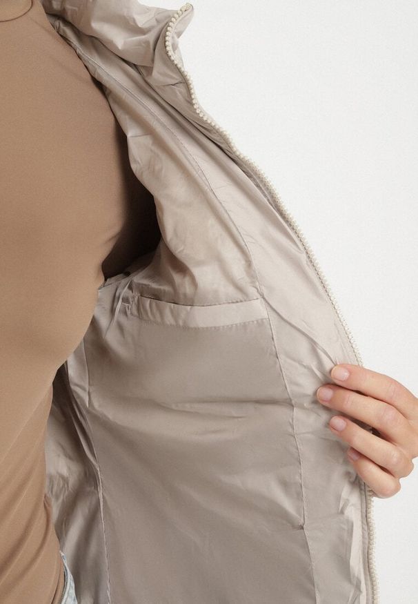 Born2be - Ciemnobeżowa Przejściowa Kurtka z Pikowanymi Przeszyciami i Odpinanym Kapturem Olunea. Okazja: na co dzień, na spacer. Kolor: beżowy. Materiał: jeans, poliester. Styl: casual, elegancki
