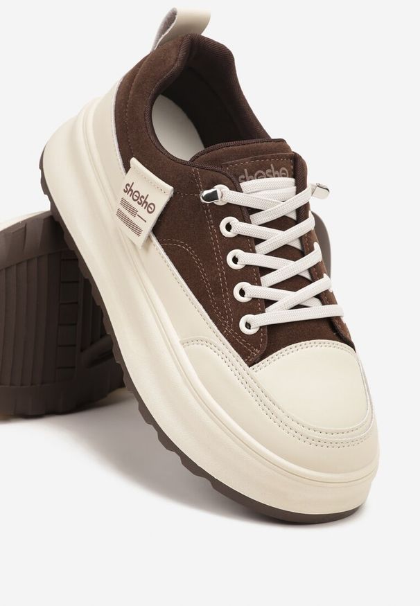 Born2be - Brązowe Sneakersy na Grubej Podeszwie z Tłoczeniem i Napisami Nalimere. Okazja: na co dzień, na spacer. Kolor: brązowy. Szerokość cholewki: normalna. Wzór: napisy. Sport: turystyka piesza