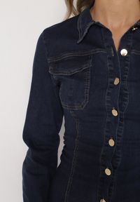 Born2be - Granatowa Jeansowa Sukienka Koszulowa o Taliowanym Kroju Neveala. Okazja: na co dzień. Kolor: niebieski. Materiał: jeans. Typ sukienki: koszulowe. Styl: klasyczny, casual. Długość: midi #4