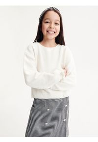 Reserved - Sweter z ozdobnymi rękawami - złamana biel. Kolor: kremowy. Materiał: dzianina. Długość: krótkie