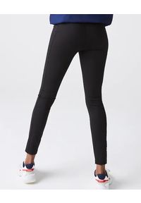 Lacoste - LACOSTE - Czarne legginsy z kontrastowym logo. Stan: podwyższony. Kolor: czarny. Styl: sportowy #3