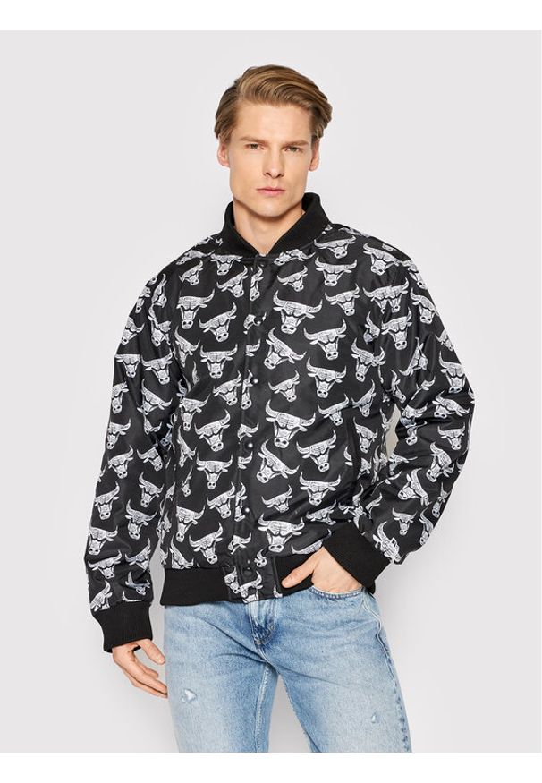 New Era Kurtka bomber Chicago Bulls All Over Logo 12893178 Czarny Regular Fit. Kolor: czarny. Materiał: syntetyk