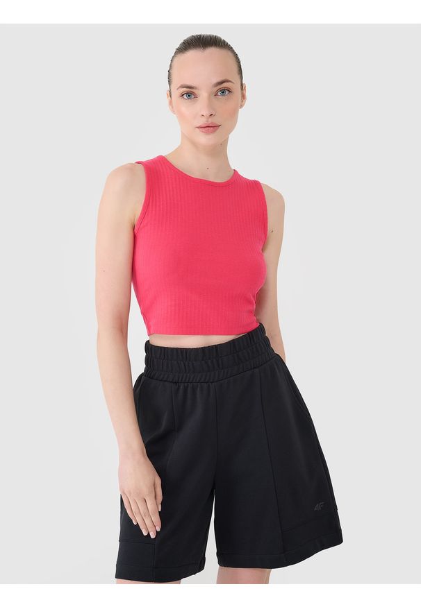 4f - Crop top dzianinowy damski - różowy. Kolor: różowy. Materiał: dzianina. Długość rękawa: na ramiączkach. Wzór: jednolity, prążki