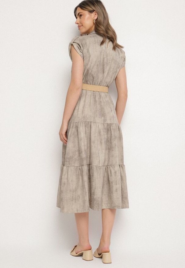 Born2be - Beżowa Sukienka Ozdobiona Plecionym Paskiem i Guzikami Filianea. Okazja: na co dzień. Kolor: beżowy. Materiał: jeans. Wzór: aplikacja. Styl: elegancki, casual