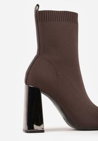 Renee - Brązowe Botki Vices na Słupku ze Skarpetową Cholewką Falacesa. Okazja: na co dzień. Kolor: brązowy. Materiał: jeans. Szerokość cholewki: normalna. Obcas: na słupku. Styl: casual, elegancki #9