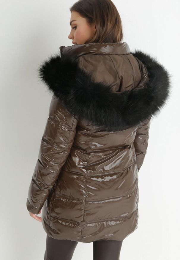 Born2be - Ciemnobrązowa Kurtka Błyszcząca z Paskiem z Saszetką Cemone. Kolor: brązowy. Materiał: materiał, futro. Wzór: aplikacja
