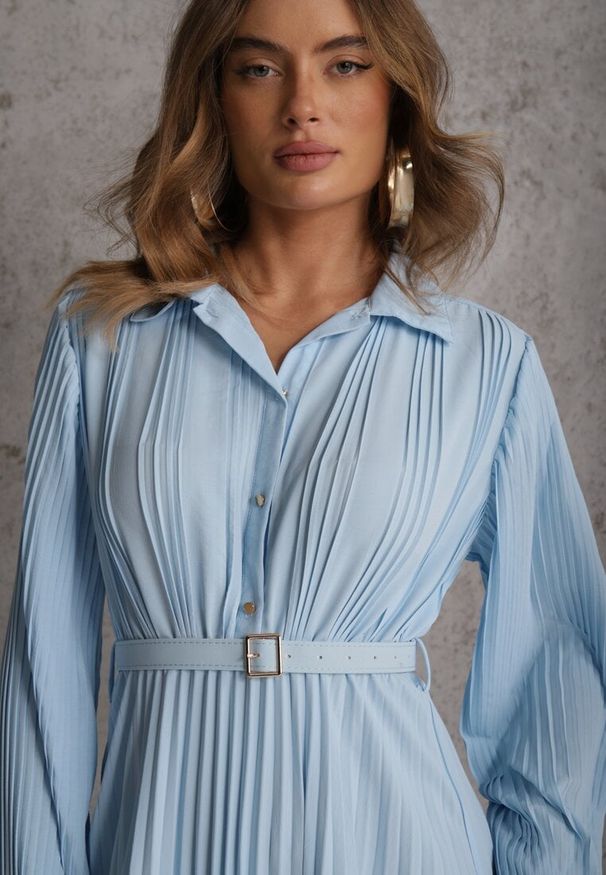 Renee - Niebieska Koszulowa Sukienka z Plisowanymi Zdobieniami i Paskiem z Klamrą Efrivelle. Okazja: na co dzień. Kolor: niebieski. Długość rękawa: długi rękaw. Wzór: aplikacja. Typ sukienki: koszulowe. Styl: casual, elegancki, klasyczny