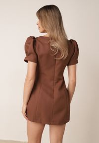 Born2be - Brązowa Elegancka Sukienka o Kroju Bombki Ozdobiona Imitacją Kieszeni Ialane. Okazja: na randkę, na spotkanie biznesowe, do pracy. Kolor: brązowy. Wzór: aplikacja. Typ sukienki: bombki. Styl: elegancki #5