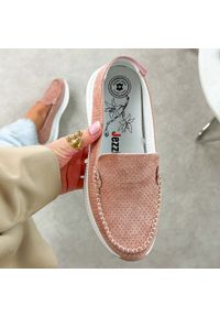 Różowe ażurowe skórzane mokasyny damskie Jezzi 9793. Okazja: na co dzień, na spacer. Nosek buta: okrągły. Zapięcie: bez zapięcia. Kolor: różowy. Szerokość cholewki: normalna. Wzór: ażurowy. Materiał: skóra. Sezon: wiosna, lato, jesień. Styl: casual, klasyczny, elegancki #1