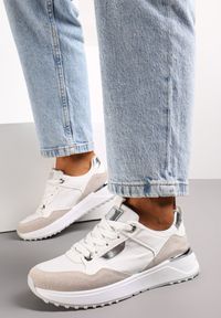 Renee - Białe Sneakersy z Błyszczącymi Wstawkami Resata. Nosek buta: okrągły. Zapięcie: sznurówki. Kolor: biały. Materiał: materiał. Obcas: na obcasie. Wysokość obcasa: niski #4
