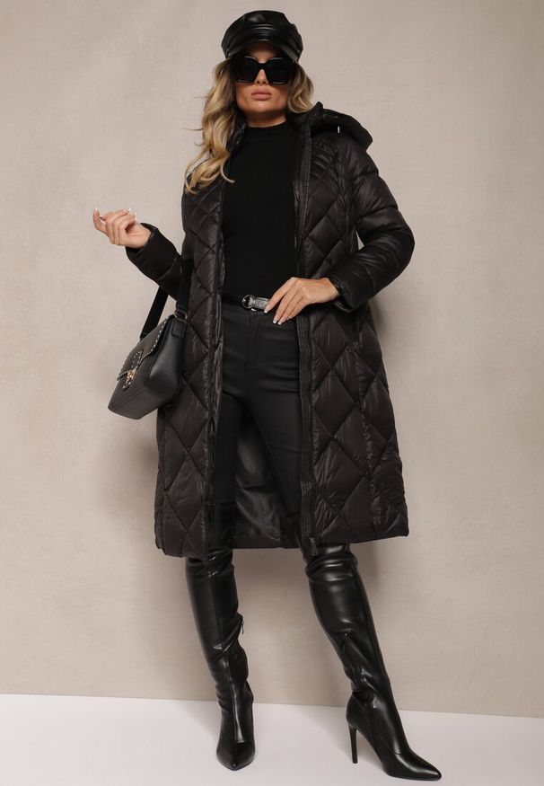 Renee - Czarna Kurtka Pikowana o Długim Kroju z Kapturem Erivana. Okazja: na co dzień. Typ kołnierza: kaptur. Kolor: czarny. Materiał: jeans. Długość: długie. Styl: elegancki, casual